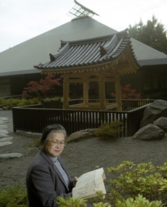 TK Ng, Asian Library 1987 (UBC Archives 44.1/2774]  